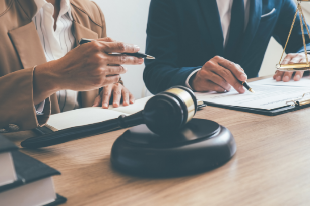 Alexandre Victor De Carvalho destaca decisão inovadora que absolve réu por porte de arma desmuniciada com base na ausência de lesividade real.