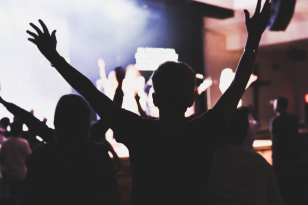 Pe. Dr. Jose Eduardo de Oliveira e Silva ensina que a preparação para tempos litúrgicos exige oração, reflexão e abertura à graça divina.