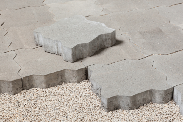 Valderci Malagosini Machado explica como identificar pontos de infiltração sob pavimentos intertravados e agir preventivamente antes que surjam patologias.