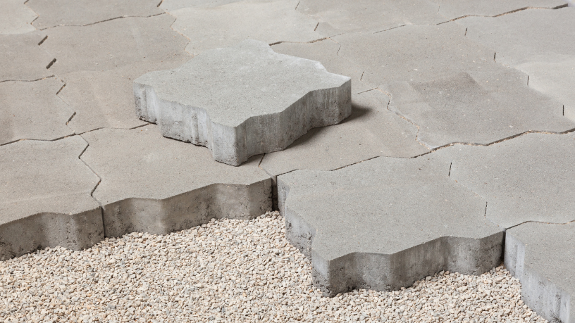 Valderci Malagosini Machado explica como identificar pontos de infiltração sob pavimentos intertravados e agir preventivamente antes que surjam patologias.