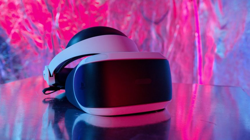 Close-up de um headset moderno de realidade virtual sobre um fundo colorido e refletivo.
